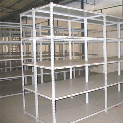 Как да подсиля ъглови рафтове с прорези?